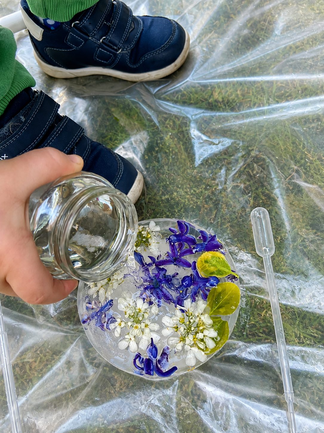 Esperienza sensoriale con acqua e fiori in giardino